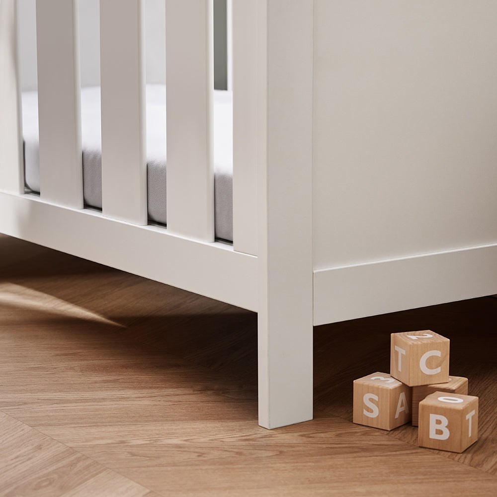 Silver Cross Bromley 2 piece White nursery set with with Convertible Cot Bed and Dresser